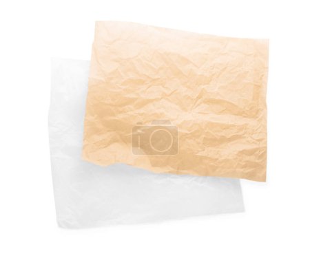 Téléchargez les photos : Feuilles de papier sulfurisé froissé sur fond blanc, vue du dessus - en image libre de droit