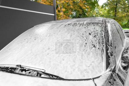Téléchargez les photos : Auto avec mousse nettoyante au lavage de voiture, gros plan - en image libre de droit