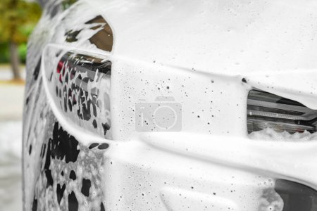 Téléchargez les photos : Auto avec mousse nettoyante au lavage de voiture, gros plan - en image libre de droit