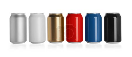 Foto de Set de latas de aluminio con bebidas sobre fondo blanco - Imagen libre de derechos