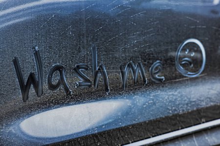 Téléchargez les photos : Phrase Wash Me et émoticône triste dessiné sur voiture sale, gros plan - en image libre de droit