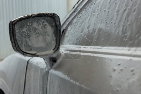 Téléchargez les photos : Rétroviseur automobile avec mousse nettoyante au lavage de voiture, gros plan - en image libre de droit