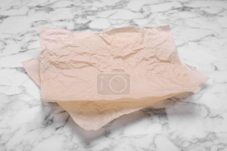 Téléchargez les photos : Feuilles de papier cuisson sur table en marbre blanc - en image libre de droit
