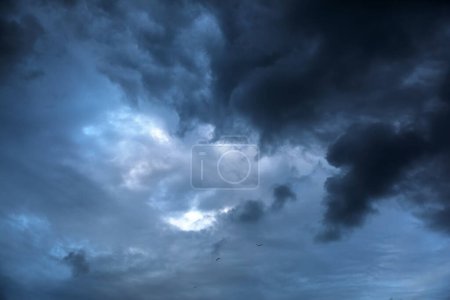 Téléchargez les photos : Vue pittoresque du ciel avec de gros nuages pluvieux - en image libre de droit