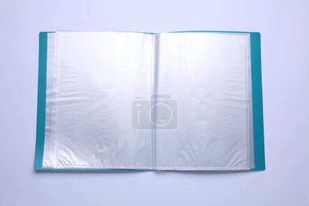 Aktenordner mit Lochtaschen und Papierblättern isoliert auf weiß, Ansicht von oben