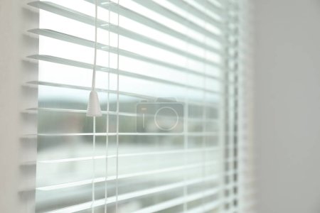 Téléchargez les photos : Closeup view of stylish horizontal window blinds - en image libre de droit