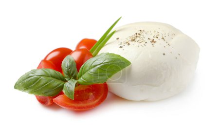 Foto de Deliciosa mozzarella con tomates y hojas de albahaca sobre fondo blanco - Imagen libre de derechos