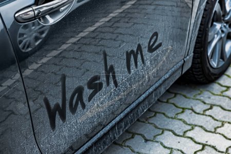 Téléchargez les photos : Phrase Wash Me écrit sur une voiture sale, gros plan - en image libre de droit