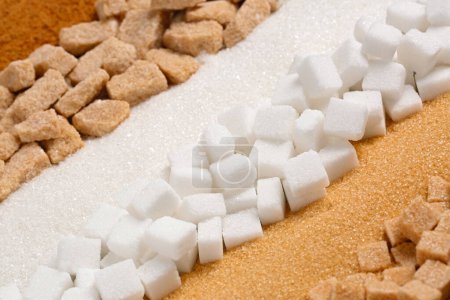Téléchargez les photos : Différents types de sucre comme fond, gros plan - en image libre de droit