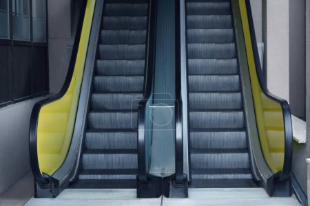 Téléchargez les photos : Vue sur escaliers roulants parallèles vides avec balustrades jaunes - en image libre de droit