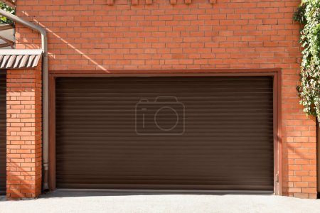 Téléchargez les photos : Brown portes de garage à rouleaux modernes sur le bâtiment - en image libre de droit