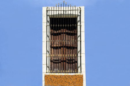 Foto de Hermosa ventana con parrillas en el edificio, vista desde el exterior - Imagen libre de derechos