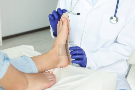 Foto de Plantilla de ajuste ortopédico masculino al pie del paciente en el hospital, primer plano - Imagen libre de derechos