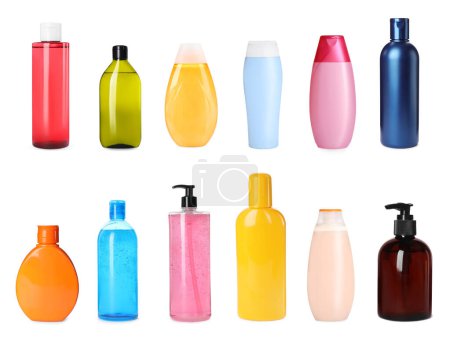 Téléchargez les photos : Set avec différentes bouteilles de shampooing sur fond blanc. Conception de bannière - en image libre de droit