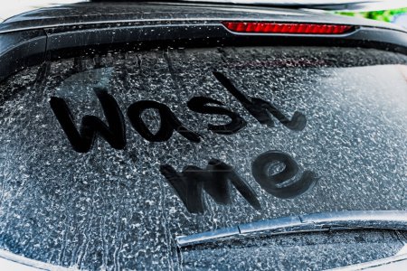 Téléchargez les photos : Phrase Wash Me écrit sur vitre de voiture sale, gros plan - en image libre de droit