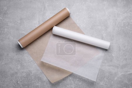 Téléchargez les photos : Rouleaux de papier cuisson sur table gris clair, pose plate - en image libre de droit