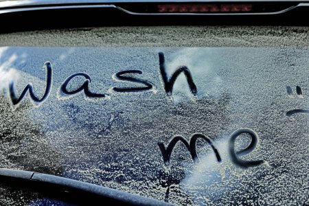 Téléchargez les photos : Phrase Wash Me écrit sur vitre de voiture sale à l'extérieur, gros plan - en image libre de droit