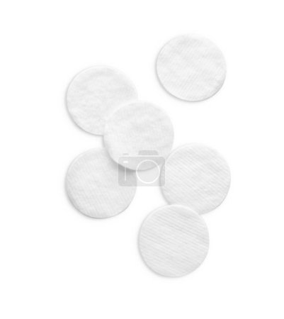 Tampons en coton doux et propre sur fond blanc, vue de dessus