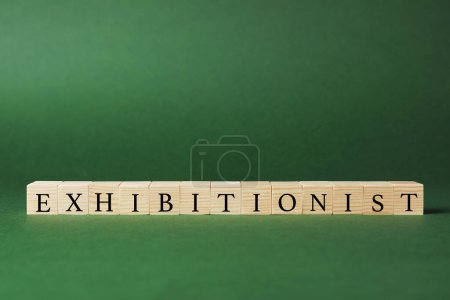 Téléchargez les photos : Word EXPOSITIONIST fait avec des cubes en bois sur fond vert foncé - en image libre de droit