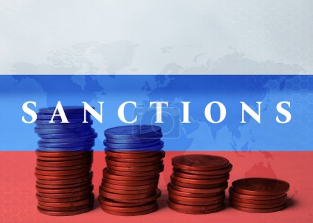 Foto de Sanciones económicas contra Rusia debido a la invasión en Ucrania. Monedas apiladas en la mesa, ilustración del mapa del mundo y la bandera rusa. Exposición múltiple - Imagen libre de derechos