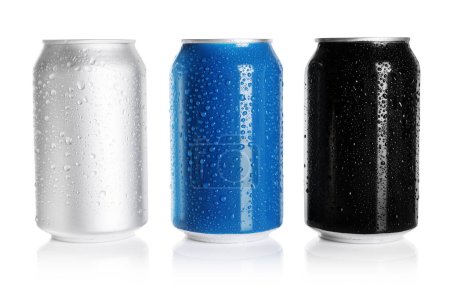 Foto de Latas de aluminio con bebidas sobre fondo blanco - Imagen libre de derechos