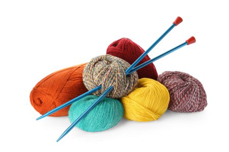 Différentes boules de fils et aiguilles à tricoter en laine sur fond blanc