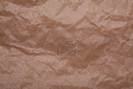 Téléchargez les photos : Texture de papier de cuisson brun froissé comme fond, vue de dessus - en image libre de droit