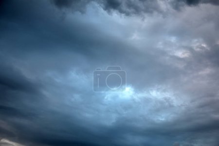 Téléchargez les photos : Vue pittoresque de l'oiseau dans le ciel avec de gros nuages pluvieux - en image libre de droit