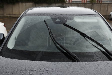 Autowischer reinigen Wassertropfen aus Scheibenglas im Freien, Nahaufnahme