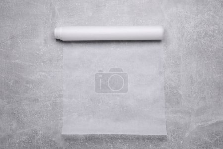 Téléchargez les photos : Rouleau de papier cuisson sur table gris clair, vue de dessus - en image libre de droit