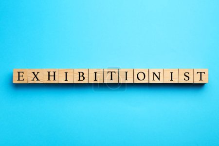 Téléchargez les photos : Word EXPOSITIONIST fait avec des cubes en bois sur fond bleu clair, pose plate - en image libre de droit