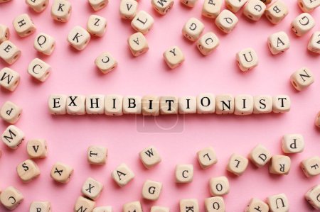 Téléchargez les photos : Word EXPOSITIONIST fait avec des cubes en bois sur fond rose, pose plate - en image libre de droit