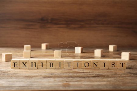 Téléchargez les photos : Word EXPOSITIONIST fait avec des cubes en bois sur la table - en image libre de droit
