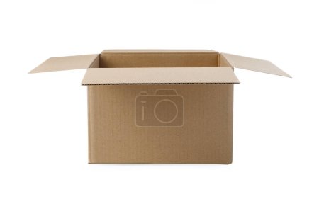 Téléchargez les photos : Une boîte ouverte en carton sur fond blanc - en image libre de droit