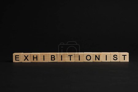 Téléchargez les photos : Word EXPOSITIONIST fait avec des cubes en bois sur fond noir - en image libre de droit