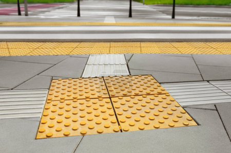 Foto de Azulejos con indicadores táctiles de la superficie del suelo, vista de primer plano - Imagen libre de derechos