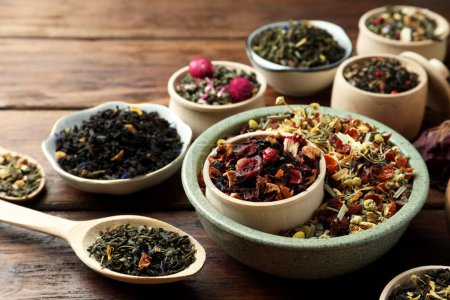 Foto de Muchos tés de hierbas diferentes en la mesa de madera - Imagen libre de derechos