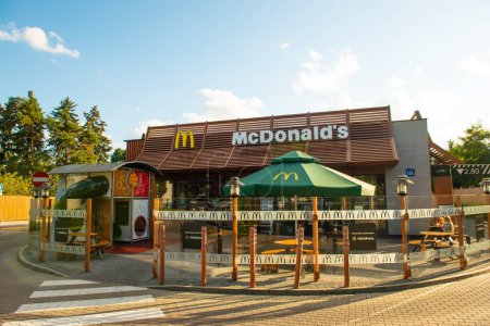 WARSCHAU, POLEN - 16. SEPTEMBER 2022: Blick auf das McDonald 's-Restaurant an der Stadtstraße