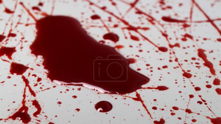 Foto de Mancha y salpicaduras de sangre sobre fondo gris claro, primer plano - Imagen libre de derechos