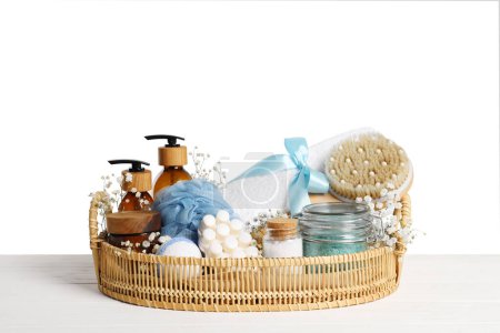 Foto de Set de regalo spa con diferentes productos de cuidado personal en la mesa sobre fondo blanco - Imagen libre de derechos