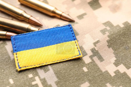 Téléchargez les photos : Patch militaire et balles sur pixel camouflage ukrainien, gros plan - en image libre de droit