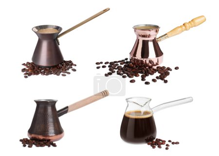 Foto de Set con diferentes cafetera turca (cezve) con café caliente y frijoles sobre fondo blanco - Imagen libre de derechos