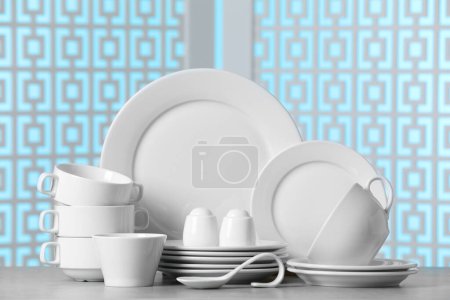 Téléchargez les photos : Ensemble de vaisselle propre sur table gris clair - en image libre de droit