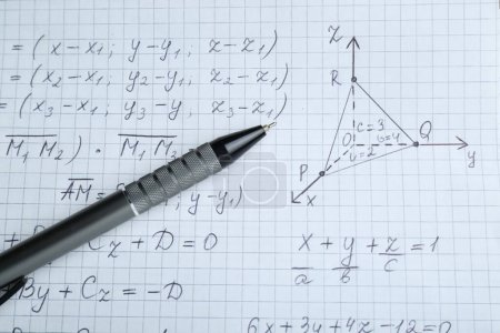 Foto de Hoja de papel con diferentes fórmulas matemáticas y pluma, vista superior - Imagen libre de derechos