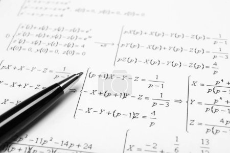 Foto de Hoja de papel con fórmulas matemáticas y pluma, primer plano - Imagen libre de derechos