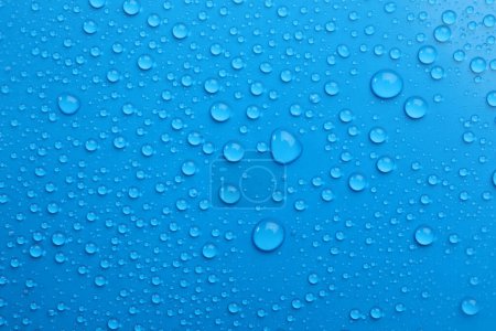 Téléchargez les photos : Gouttes d'eau sur fond bleu clair, vue de dessus - en image libre de droit