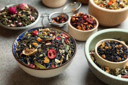 Foto de Muchos tés de hierbas diferentes en la mesa gris - Imagen libre de derechos