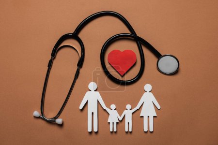 Foto de Figuras de la familia de papel, corazón rojo y estetoscopio sobre fondo marrón, planas. Concepto de seguro - Imagen libre de derechos