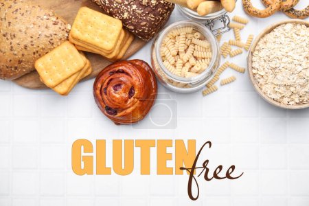 Téléchargez les photos : Différents produits sans gluten sur table carrelée blanche, plat - en image libre de droit