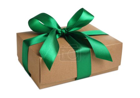 Téléchargez les photos : Cadeau de Noël. Boîte avec ruban vert noeud sur fond blanc - en image libre de droit